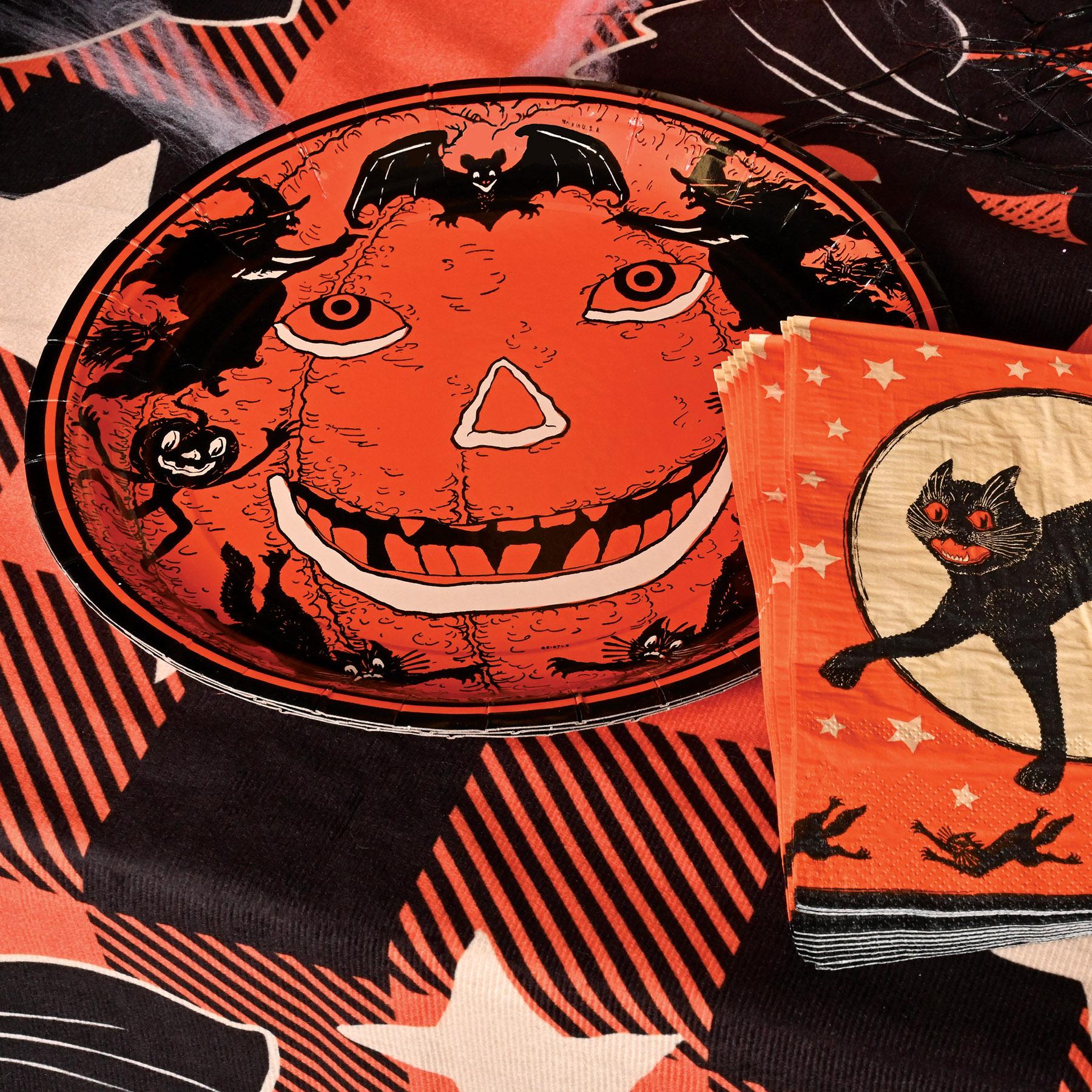 Vintage Halloween Theme Paper Plates 9 inch (8 per Package)